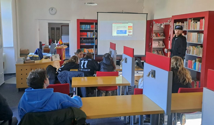 28. fotografia fotogalérie Hoaxy, Fakenews, Konšpiračné teórie 