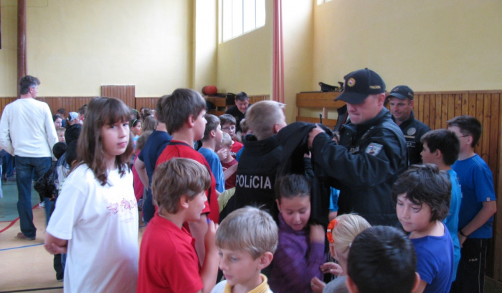 4. fotografia fotogalérie Deň Detí s políciou a záchranármi