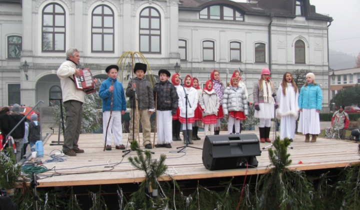 20. fotografia fotogalérie Vystúpenie žiakov na decembrovom jarmoku