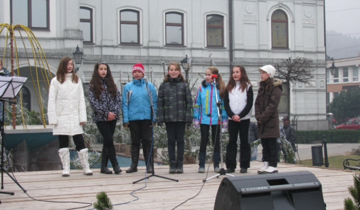 22. fotografia fotogalérie Vystúpenie žiakov na decembrovom jarmoku