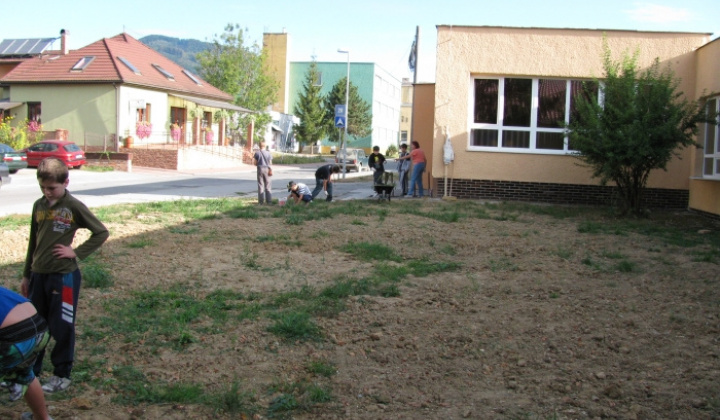 6. fotografia fotogalérie Upravujeme okolie školy