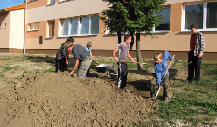 10. fotografia fotogalérie Upravujeme okolie školy