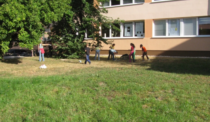 17. fotografia fotogalérie Upravujeme okolie školy