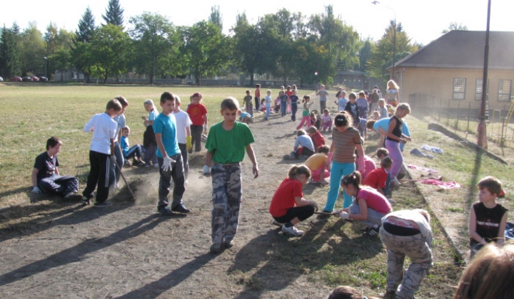 22. fotografia fotogalérie Upravujeme okolie školy