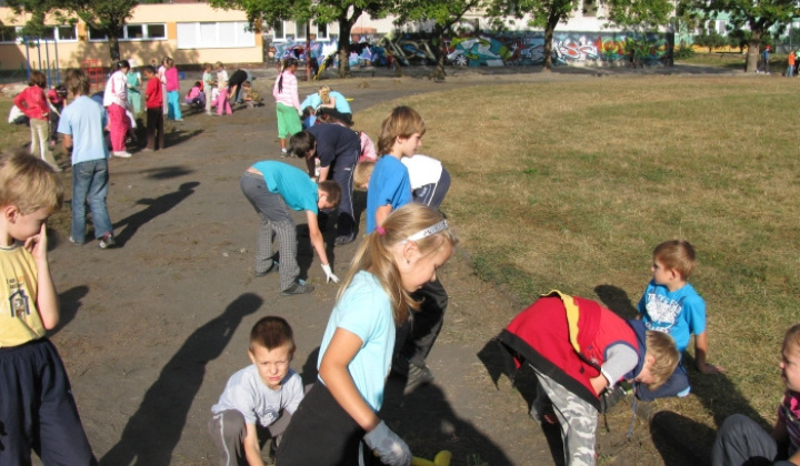 26. fotografia fotogalérie Upravujeme okolie školy