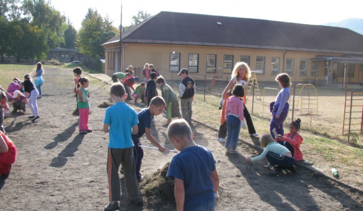 27. fotografia fotogalérie Upravujeme okolie školy
